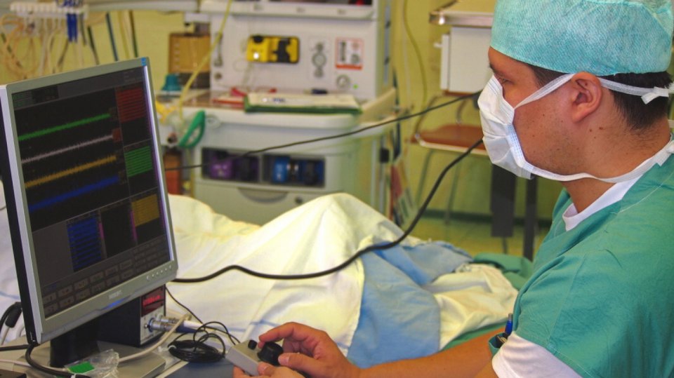 Olomoučtí neurochirurgové pomáhají pacientům s Parkinsonem unikátní metodou